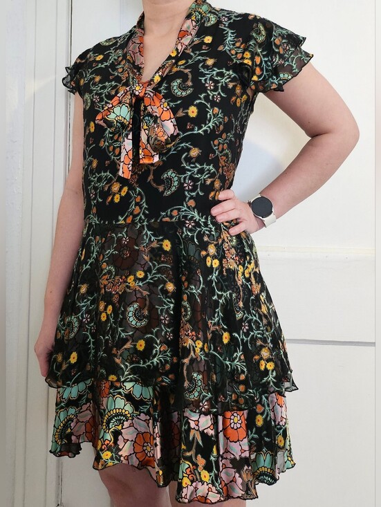 Alice + Olivia Dresses & Skirts - Alice + Olivia Moore Floral Print Dress size 2